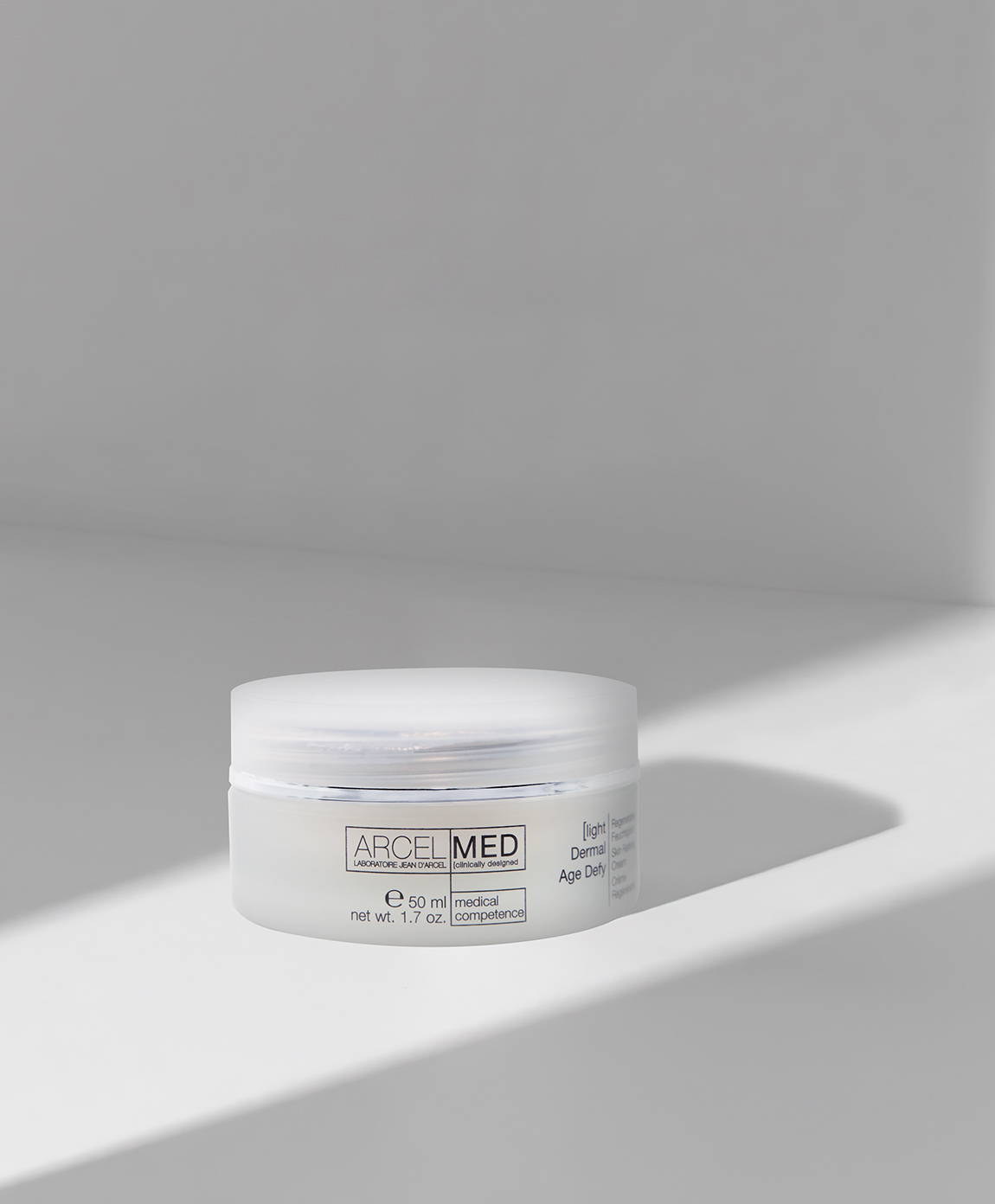 JEAN D'ARCEL Creme-Tiegel mit weißem Deckel auf hellem Hintergrund.